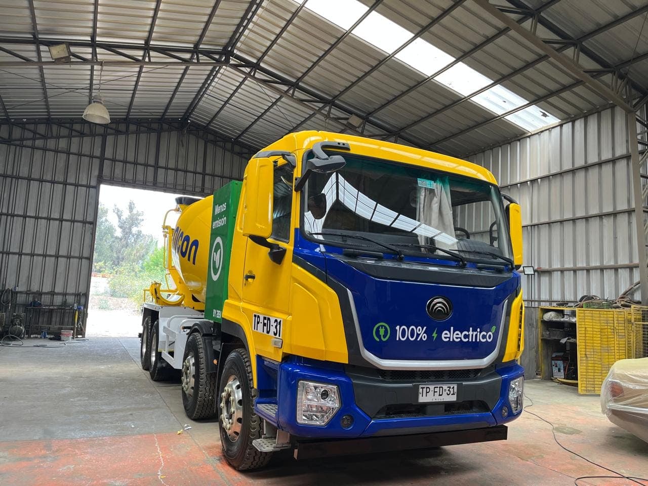 Mixer eléctrico Yutong recuperado, pintura azul y amarillo con livery 100% eléctrico