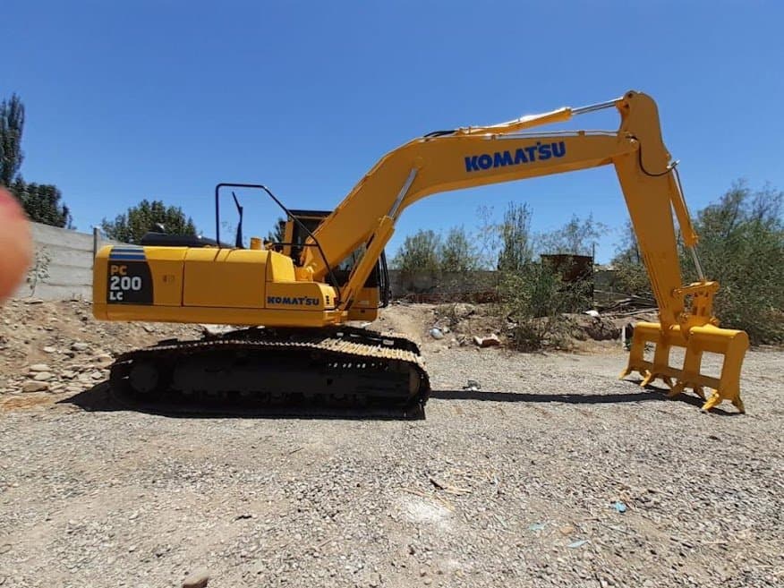 Excavadora Komatsu PC200 recuperada y pintada