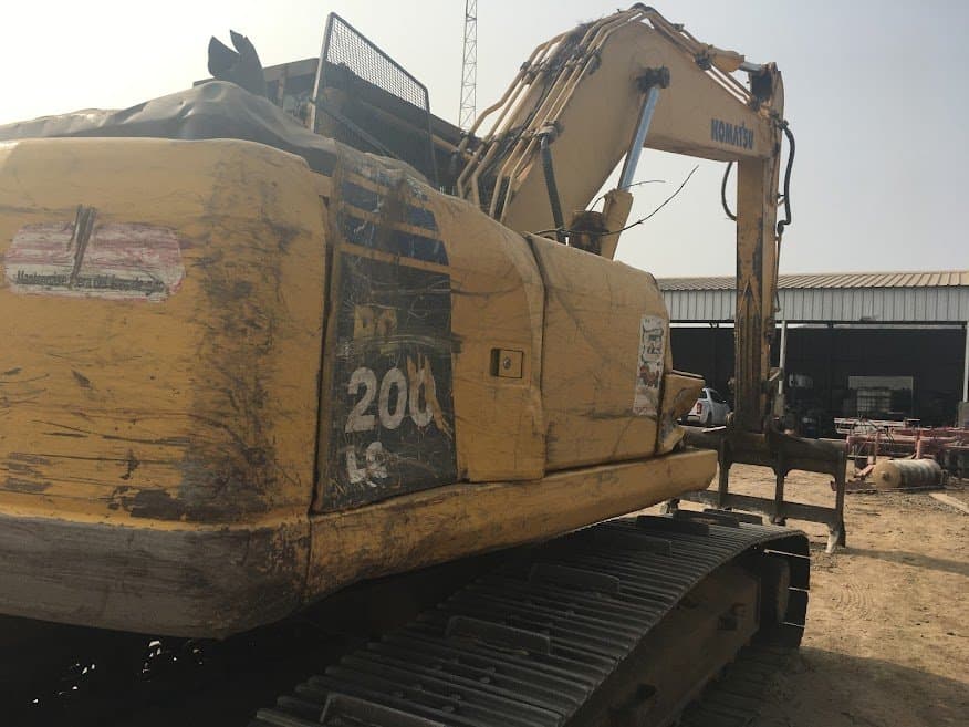 Excavadora Komatsu PC200 sucia al ingreso